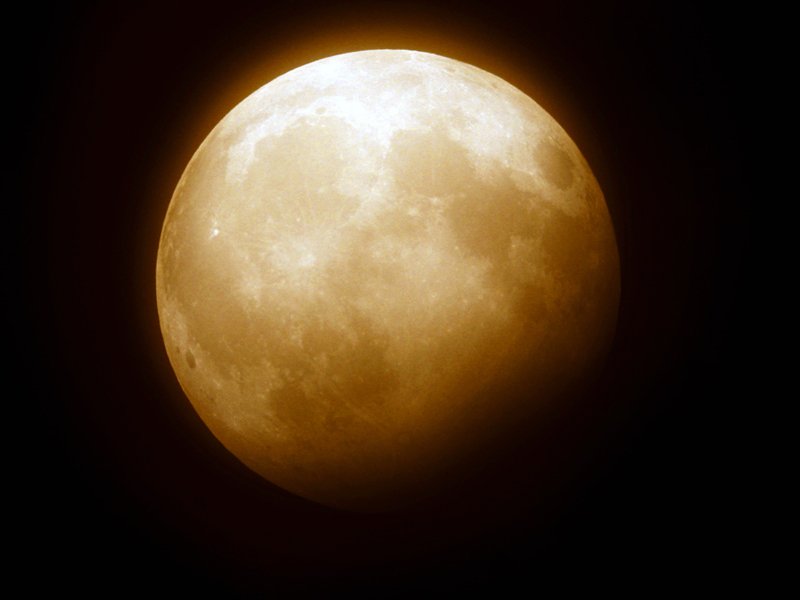 Напротив луны. Полутеневое лунное затмение. Луна напротив солнца. Полутеневое лунное затмение фото. Полутеневое солнечное затмение.
